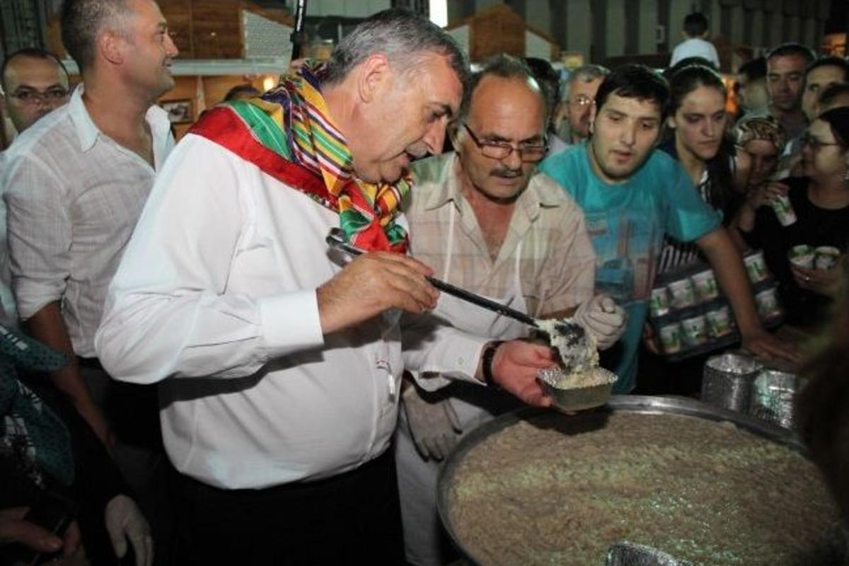 Başkan To&ccedil;oğlu Keşkek Dağıttı