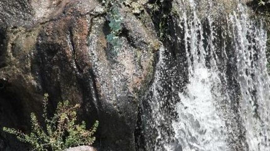 Erzurum&rsquo;da Kavurucu Sıcakta Bunalan &Ccedil;ocuklar S&uuml;s Havuzunda Serinliyor