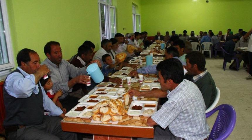 Erciş'te G&ouml;n&uuml;l Sofrası Oru&ccedil;luları Buluşturuyor