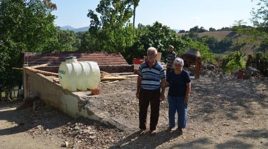 Evi Yanan Aile Ramazanı &Ccedil;adırda Ge&ccedil;iriyor