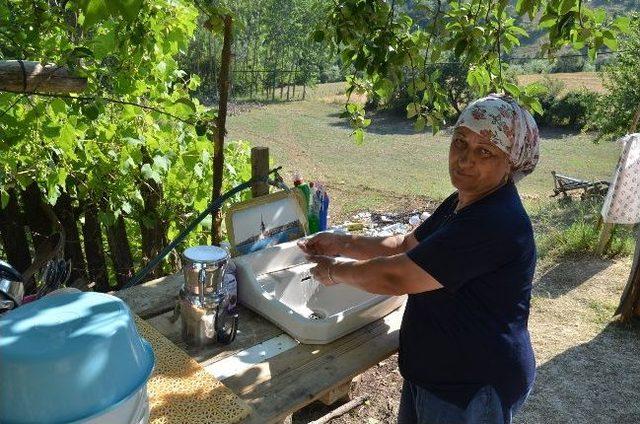 Evi Yanan Aile Ramazanı Çadırda Geçiriyor