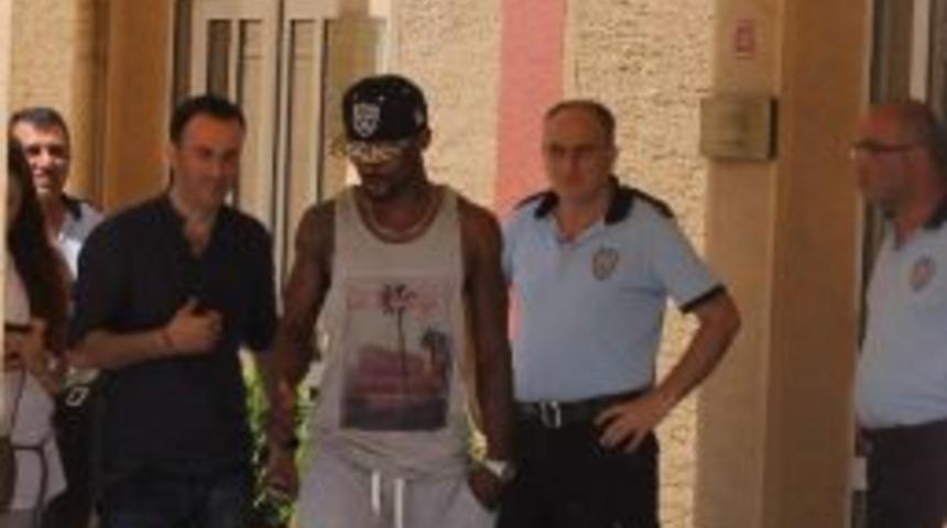 Trabzonsporlu Futbolcu Zokora Evine Giren Hırsızlarla İlgili Adliyede İfade Verdi