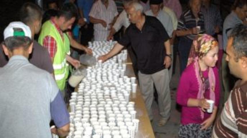 Sındırgı Belediyesi Teravihten Sonra Ballı S&uuml;t Ikram Etti