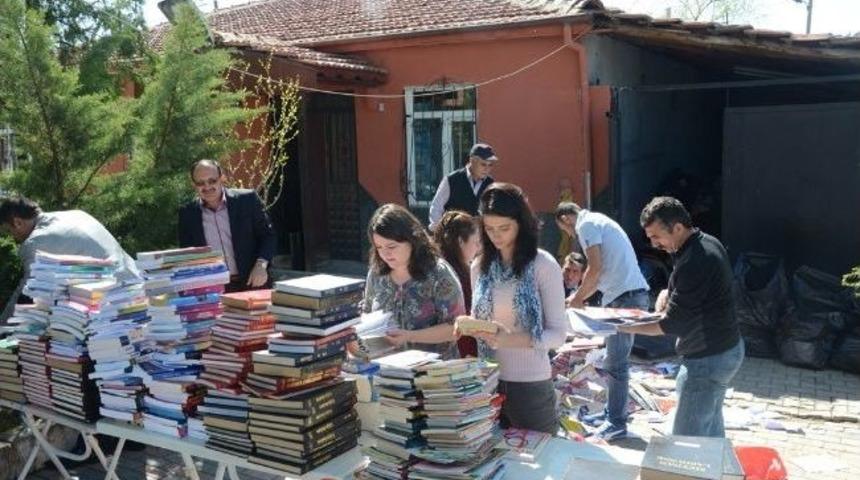 Geri D&ouml;n&uuml;ş&uuml;m Kutularından Bin Kitap &Ccedil;ıktı