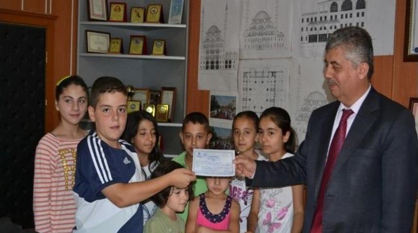 Minikler Camiye Yardım İ&ccedil;in Oyuncaklarını Sattı