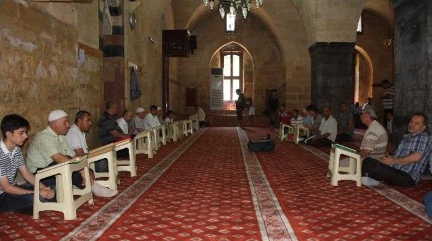 Gaziantep&rsquo;te Namaz Vakitleri Dolu Dolu Ge&ccedil;iyor