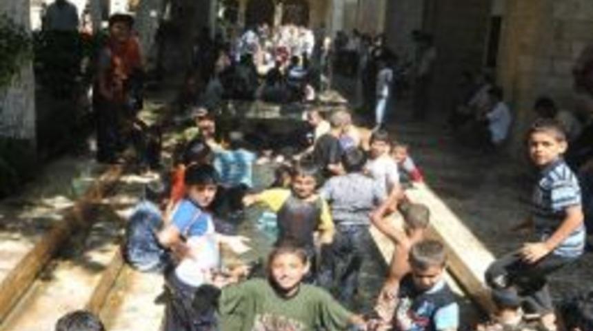 Şanlıurfalı Vatandaşlar S&uuml;s Havuzunda Serinliyor