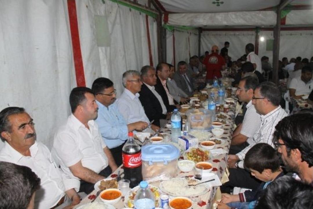 Vali Tekinarslan İftar &Ccedil;adırında