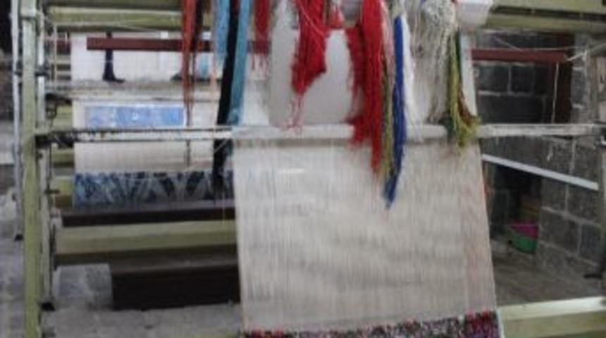 Tarihi Kilisede Engellenen Eller Halı Dokuyor