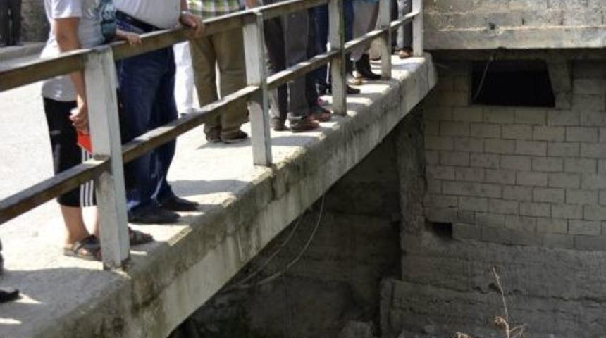 K&ouml;t&uuml; Kokan Dereye G&uuml;l Suyu D&ouml;kt&uuml;ler