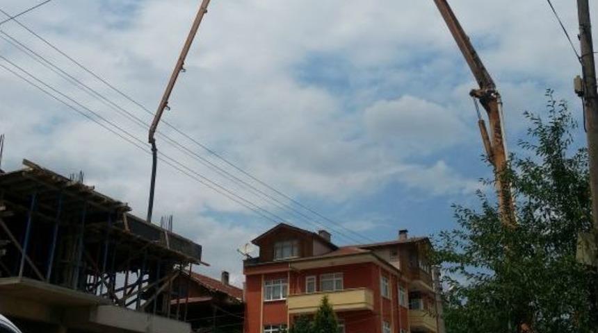 Beton D&ouml;kme Aracı Y&uuml;ksek Gerilimle Ark Oluşturdu: 1 Yaralı