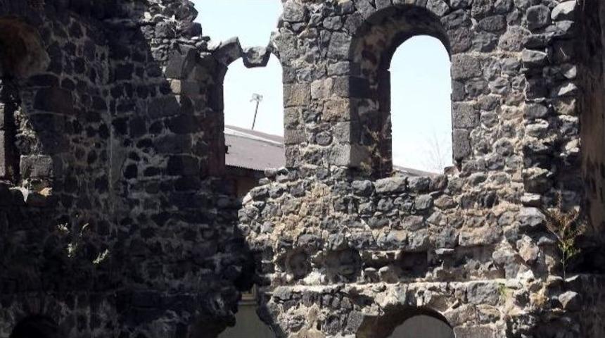 Tarihi Beylerbeyi Sarayı Yıkılıyor