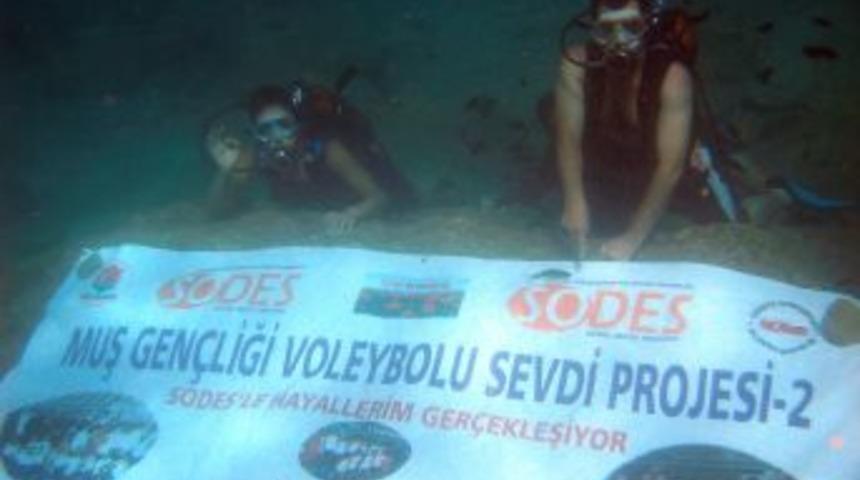 Muşlu Voleybolculardan, Akdeniz'e T&uuml;pl&uuml; Dalış