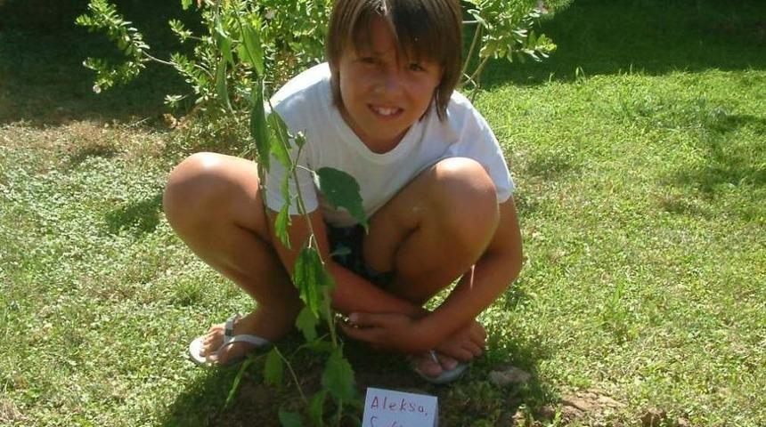 Otel Personeli Turist &Ccedil;ocuklarıyla &Ccedil;i&ccedil;ek Ve Fidan Dikti