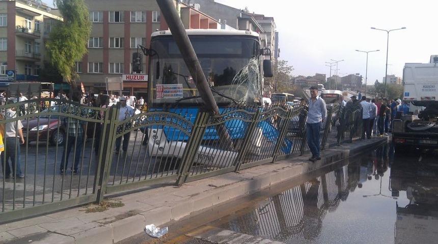 Başkent&rsquo;te Otob&uuml;s Kazası: 10 Yaralı