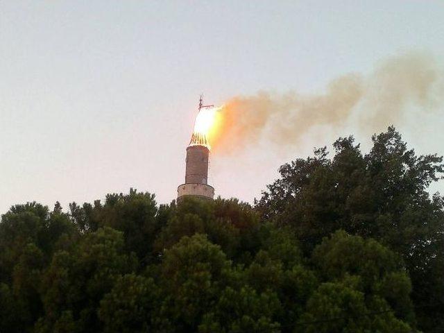 Minareyi Elektrik Değil Alevler Aydınlattı