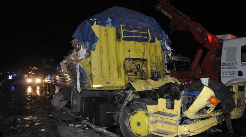 - Margarin Y&uuml;kl&uuml; Tır Park Halindeki Tıra &Ccedil;arptı