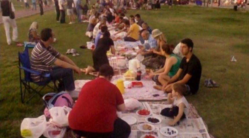 Eylem Yerine İftar Yaptılar