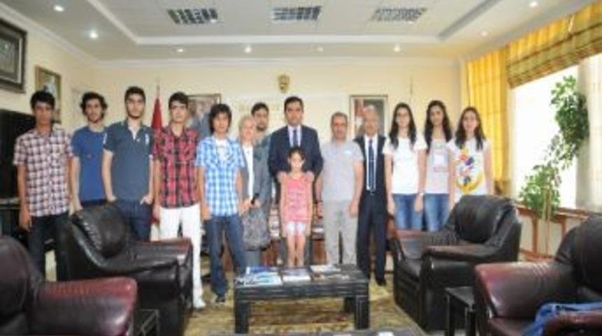 Lys&rsquo;de Başarılı &Ouml;ğrencilere Belediye Başkanından Jest