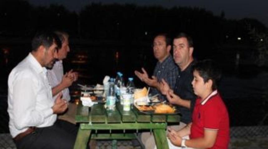 Avanos&rsquo;ta Her Akşam Hayırseverler Tarafından İftar Yemeği Veriliyor