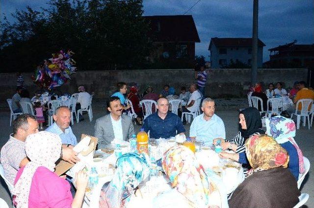 Düzce’de Ramazanın İlk Mahalle İftarı Dereli Ve Cumhuriyet Mahallerinde Yapıldı