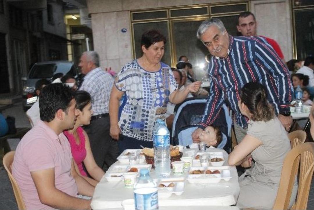 Sel&ccedil;uk'ta Ak Partililer İftar Yemeğinde Buluştu