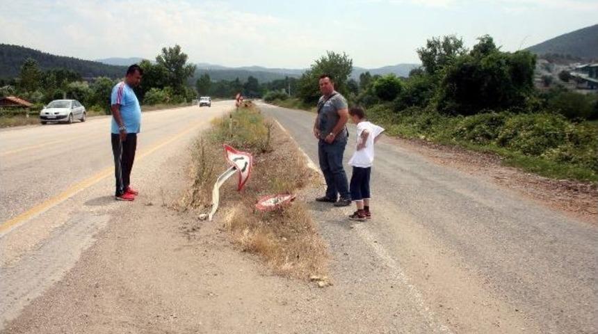 Hasar G&ouml;ren Trafik Levhaları Kazalara Davetiye &Ccedil;ıkarıyor