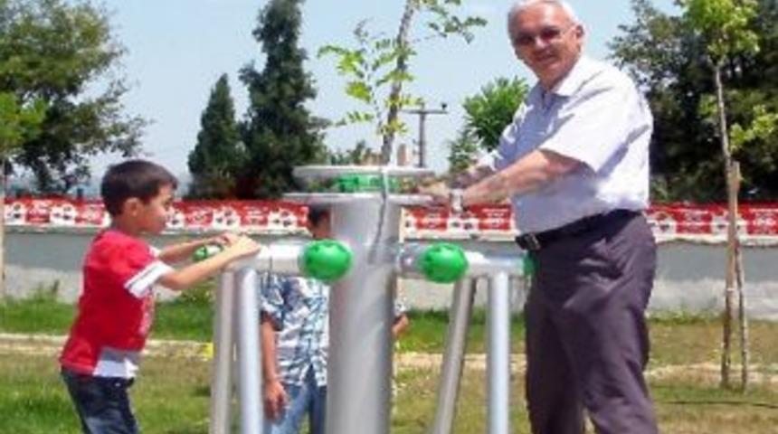 Belediye Başkanı Parkta &Ccedil;ocuklarla Birlikte Oyun Oynadı