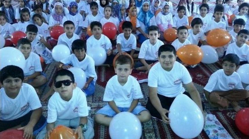 Camiye Gelen &Ccedil;ocuklara Tiş&ouml;rt Dağıtıldı