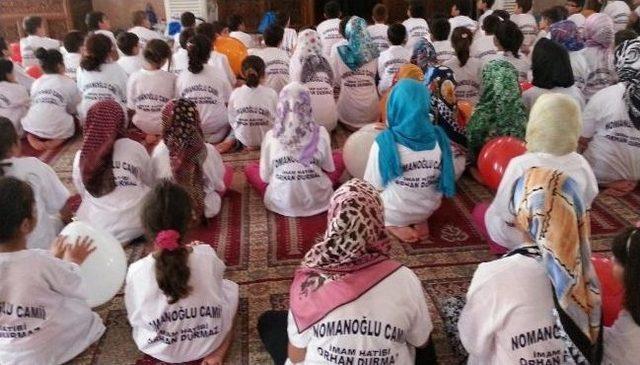 Camiye Gelen &Ccedil;ocuklara Tiş&ouml;rt Dağıtıldı 1