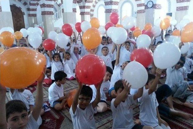 Camiye Gelen &Ccedil;ocuklara Tiş&ouml;rt Dağıtıldı 2