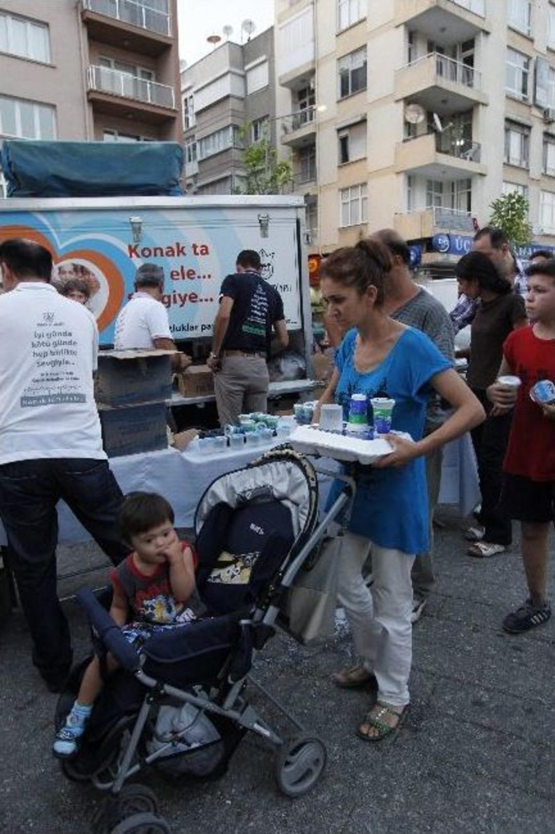 Konak Belediyesi'nin İftar İkramları S&uuml;r&uuml;yor