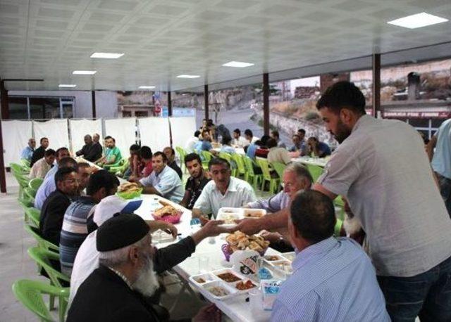 Asyader’in İftar Sofrasına Yoğun İlgi