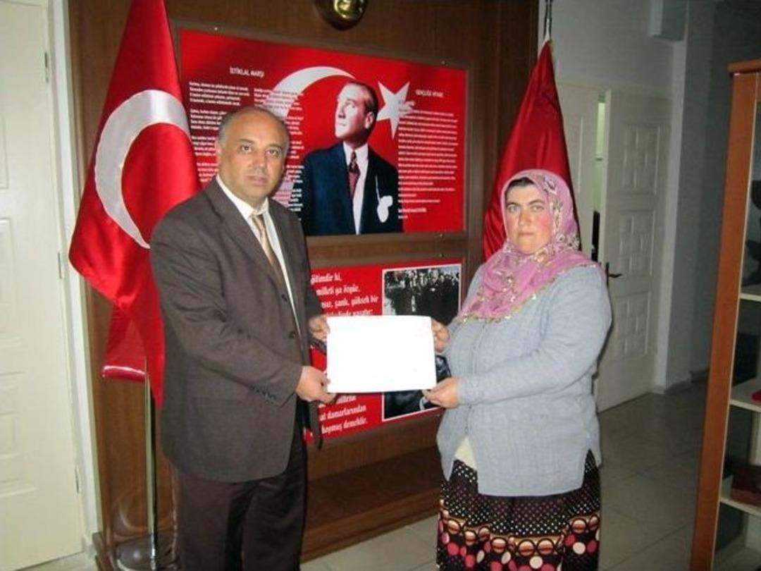 Gediz Halk Eğitim Merkezi'nin Yıl Boyu A&ccedil;tığı Kurslarda 2 Bin 670 Kişiye Belge Verildi