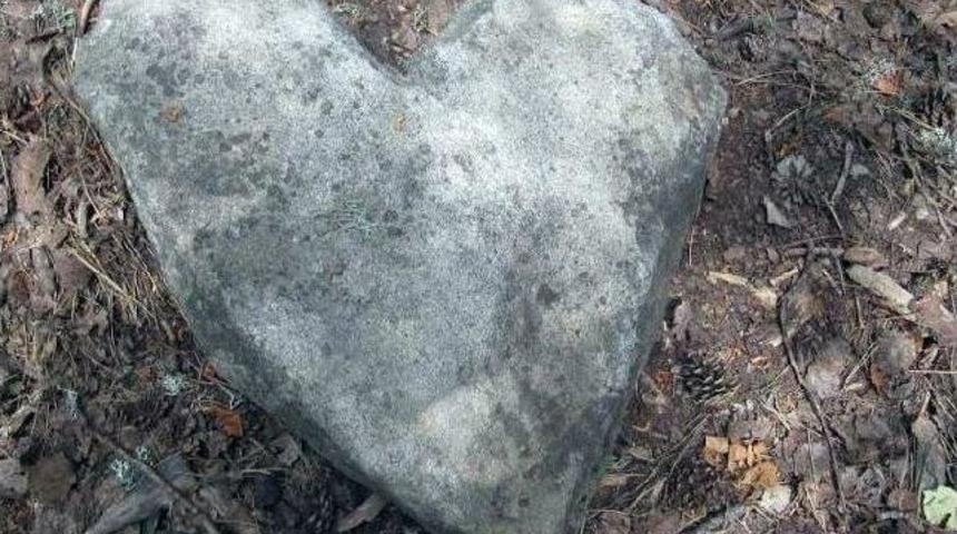 Kalp Taşı G&ouml;renlerin Dikkatini &Ccedil;ekiyor