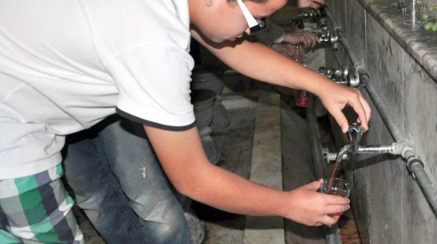 Ramazan'da Caminin &Ccedil;eşmesinden 10 Yıldır Şerbet Akıyor