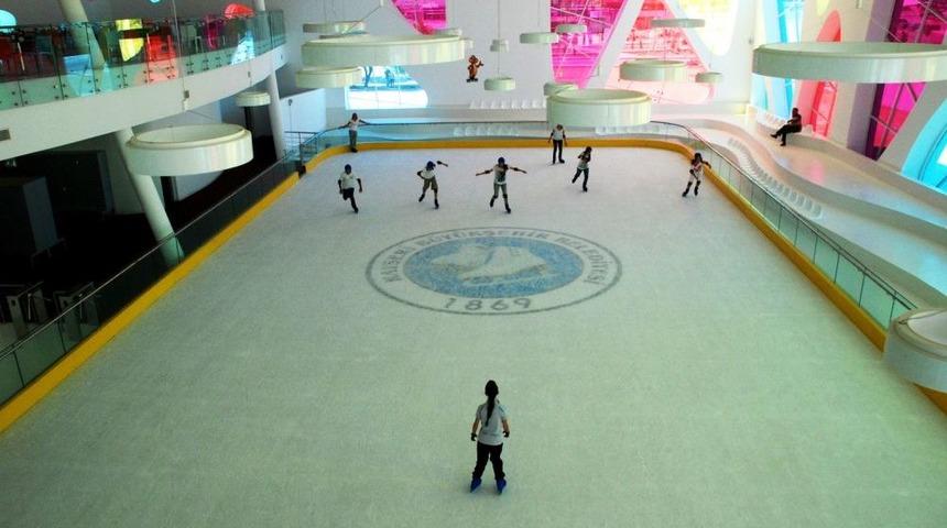 Kayseri&rsquo;de Yaz Sıcağında Buz Pateni Keyfi