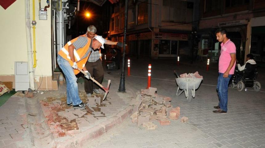 Kaldırım &Ccedil;alışmaları Gece De Devam Ediyor