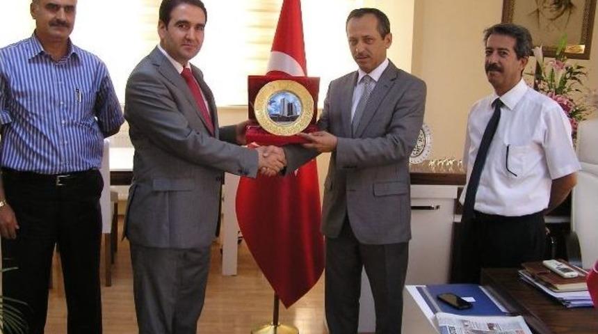 T&ouml;tm&rsquo;den Malatya Belediyesi K&uuml;lt&uuml;r A.ş. Genel M&uuml;d&uuml;r&uuml; Murat Nal&ccedil;acı&rsquo;ya &Ccedil;ifte Plaket