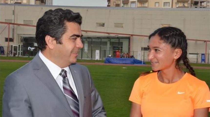 Vali D&uuml;zg&uuml;n&rsquo;den Gamze Bulut&rsquo;a Tebrik