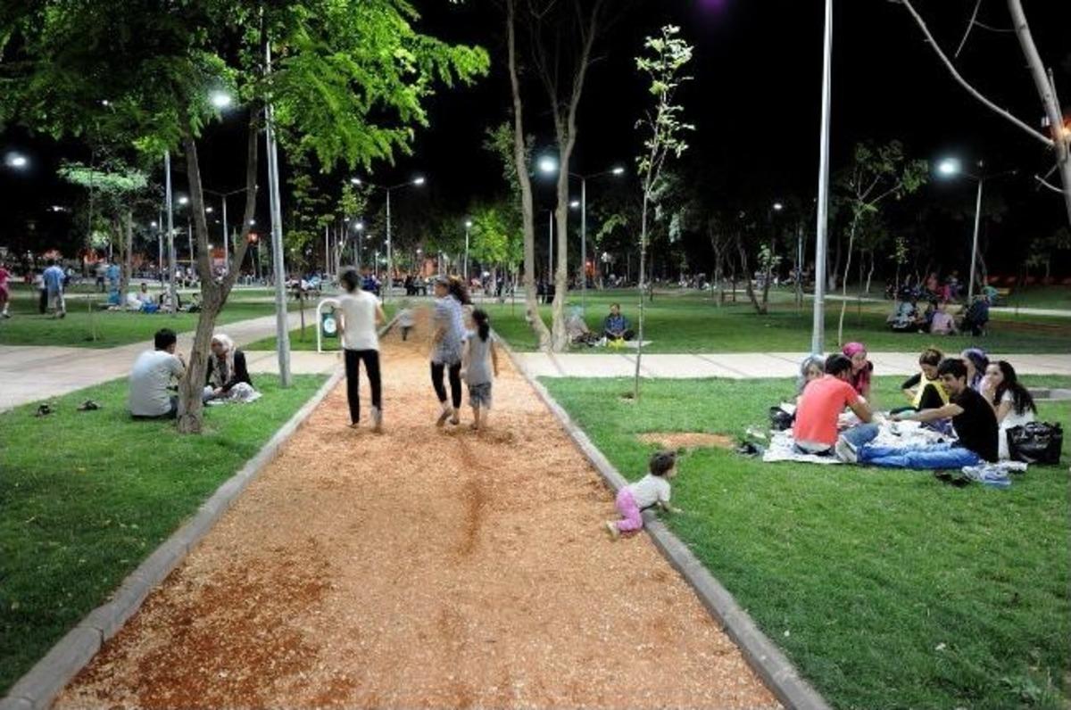 Aileler İftar Sonraları Eşref Bitlis Parkı&rsquo;nda Buluşuyor