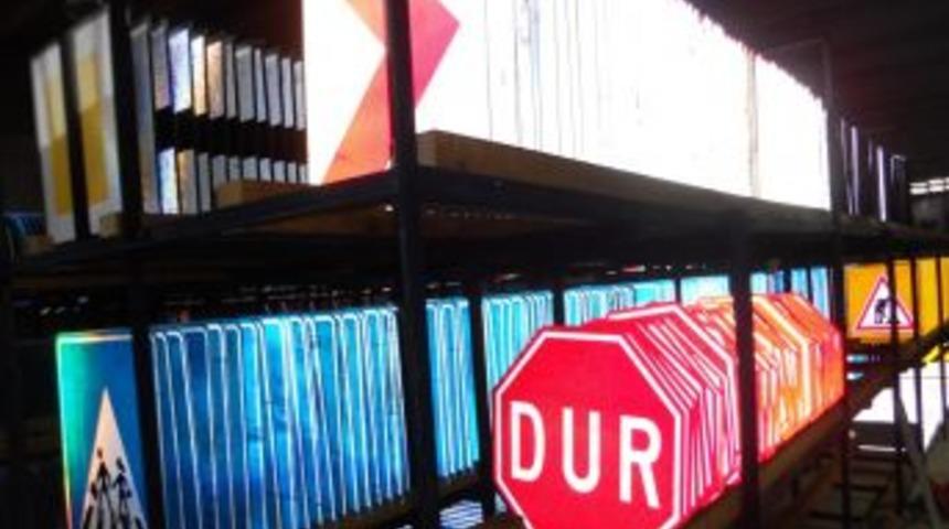 'T&uuml;rkiye&rsquo;nin En D&uuml;zenli Trafik Levhası Stoklama Deposu Gaziantep'te'