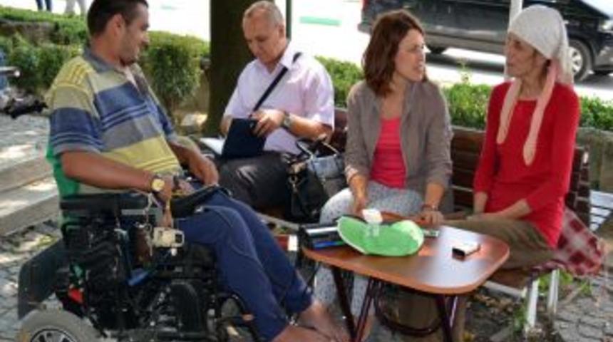 Aynı Tekerlekli Sandalyeyi Kullanan &Ccedil;ifte Maaş M&uuml;jdesi