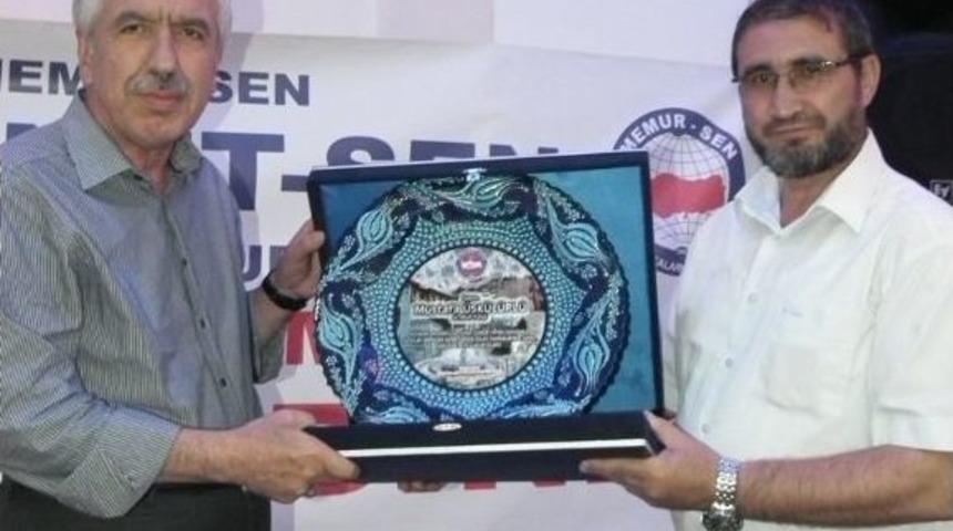 Diyanet-sen&rsquo;den Rekt&ouml;r Ve M&uuml;ft&uuml;&rsquo;ye Plaket