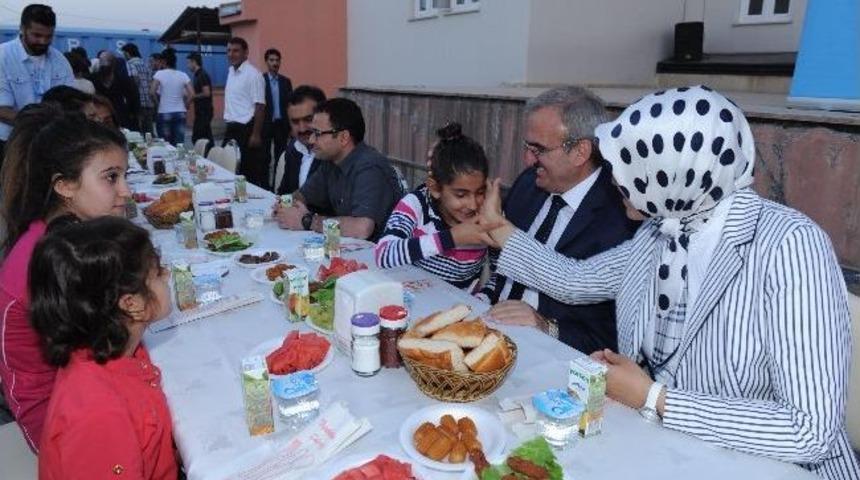Sevgi Evleri&rsquo;ndeki &Ccedil;ocuklar Vali Karaloğlu Ve Eşini İftarda Ağırladı