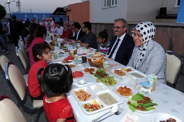 Sevgi Evleri&rsquo;ndeki &Ccedil;ocuklar Vali Karaloğlu Ve Eşini İftarda Ağırladı 1