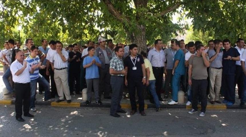Taşeron İş&ccedil;iler Hastane &Ouml;n&uuml;nde Eylem Yaptı