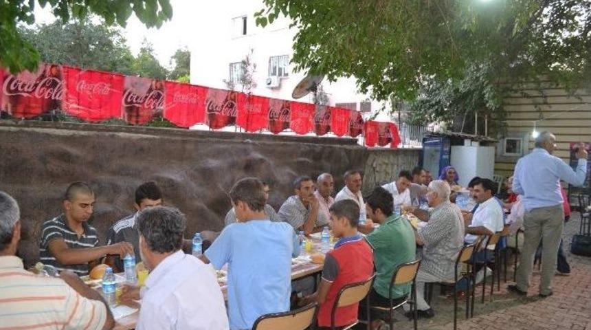 Hilvan Belediyesi Geleneksel İftar Yemeğini Bu Yıl Da Halka A&ccedil;tı