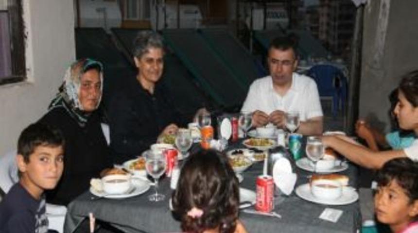 Vali Lekesiz, Vatandaşların Iftar Sofrasına Konuk Oluyor