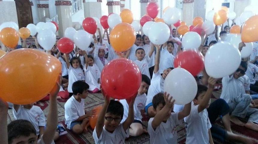 Camiye Gelen &Ccedil;ocuklara Tiş&ouml;rt Dağıtıldı